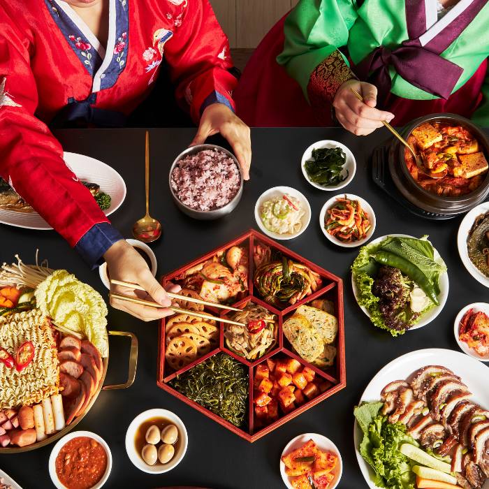 A Beginner’s Guide to Korean Dining Etiquette: Tips for Foreigners